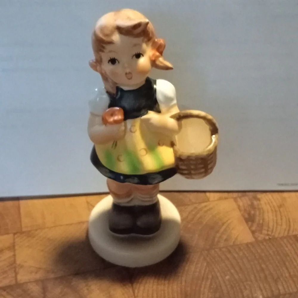 Hummel - girl with basket, Sister, mint condition.
